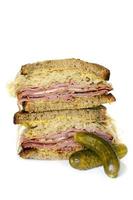 Reuben sandwich aislado en blanco foto