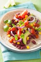 taco vegano con vegetales, frijoles y salsa
