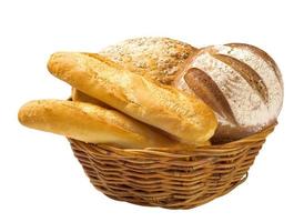 panes y baguettes en una cesta