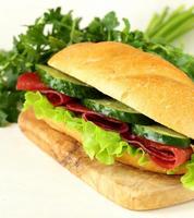 sandwich fresco con carne ahumada, pepino y lechuga