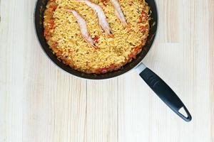 paella de arroz con camarones y mariscos foto