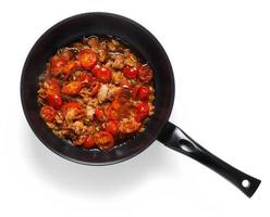 salsa con atún, alcaparras y tomates cherry. para cocinar espaguetis foto