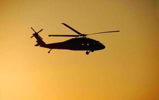 helicóptero blackhawk puesta de sol foto