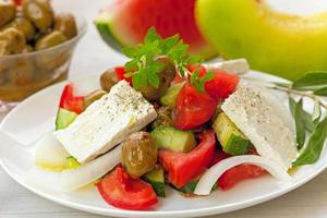 Salad with tomatoes and cheese
