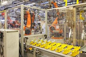 robots en una fábrica de automóviles foto