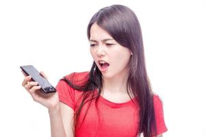 mujer china frunciendo el ceño ante teléfono celular roto foto