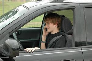 conductor adolescente con un teléfono celular foto