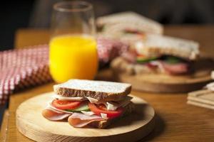 sandwich saludable con jamón, lechuga, queso