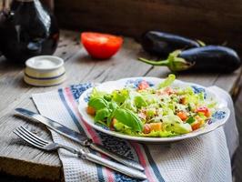 ensalada de vegetales verdes con tomate, semillas de sésamo y lino, albahaca foto