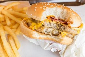 hamburguesa amerigan con papas fritas. foto