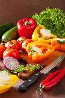 cortar verduras saludables pimienta tomate ensalada cebolla chile en r foto