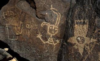 Petroglifos en roca en el monumento nacional de petroglifos, Nuevo México foto