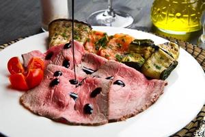 roastbeef with grilled vegetables photo