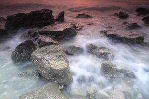 olas del mar rocas foto