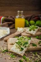 desayuno saludable, pan crujiente con queso crema orgánico foto