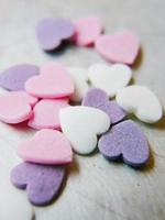 corazón de caramelo en blanco foto