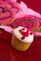 dia de san valentin - galletas rosadas y cupcakes con corazones