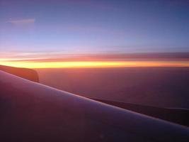 Puesta de sol sobre el Atlántico Norte, en vuelo, Boston a Londres foto