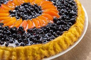 tarta de arándanos y albaricoques con frutas frescas foto