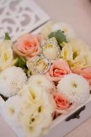 ramo de flores de boda en una caja