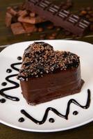 dulce pastel con chocolate en placa en primer plano de la mesa