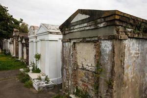 nueva orleans - cementerio sobre tierra foto