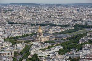 Panorama de París con vista aérea en la cúpula de los inválidos foto