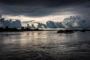 puesta de sol en el río mekong foto