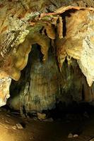 Cueva de coral en Ratchaprapa Dam Surat Thani, Tailandia. foto