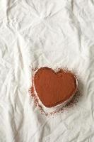 tarta de crema de chocolate y mantequilla de maní en forma de corazón foto