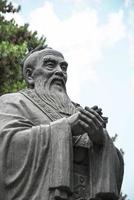 estatua de confucio foto