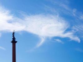 Fondo de cielo nublado con la columna de Alejandro, San Petersburgo, Rusia
