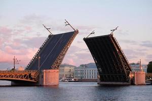 Abrir el puente del palacio desde el río Neva