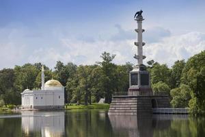 columna de chesme y pabellón "baño turco". Parque Catalina. Pushkin Petersburgo