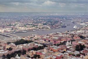 fotografía aérea de una ciudad europea, río navegable dividido. foto