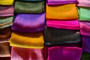 La ropa tradicional hecha de seda se vende en el lago Inle foto
