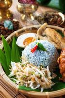 plato de arroz malayo nasi kerabu foto