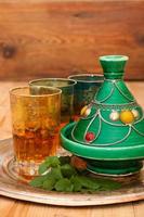 tagine y té marroquí con menta en una bandeja de metal