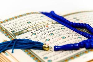 hojas enteras de Corán con los nombres de Alá