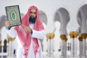 shiekh árabe islámico que presenta el Corán