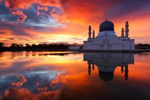 Hermosa mezquita de la ciudad de Kota Kinabalu al amanecer en Sabah, Malasia foto