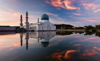 reflejo de la mezquita de la ciudad de kota kinabalu al amanecer