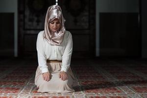 mujer musulmana está rezando en la mezquita