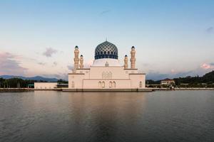 Mezquita flotante de la ciudad de Kota Kinabalu, Sabah Borneo, Malasia oriental