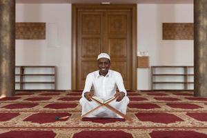 Retrato de un hombre africano negro en la mezquita foto