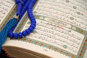 leyendo el sagrado Corán
