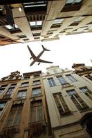Avión sobre la ciudad de Bruselas inclinación - turno foto