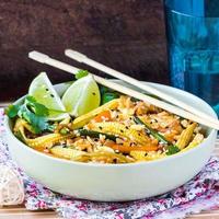 arroz frito asiático con huevo, vegetales, mini maíz, ejotes foto