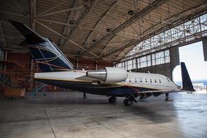 avión de negocios se queda en el hangar. foto