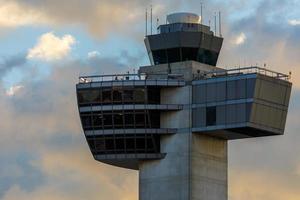 torre de control de tráfico aéreo foto